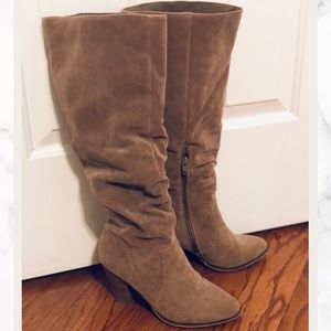 The perfect Fall high boot. 🍁